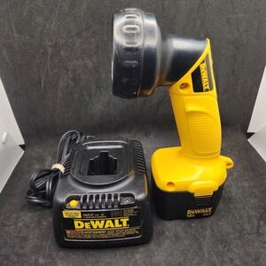OEM DeWALT DW9116 7.2V-18V 1 Hour NiCd/NiMH Charger W DW904 Flashlight